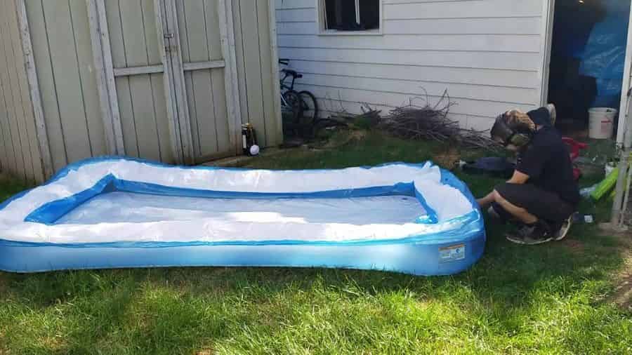 How to Inflate a Pool With An Air Compressor